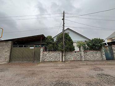 Продажа коттеджей и домов: Продается жилой дом с двором и капитальным ограждением. Основные — 1