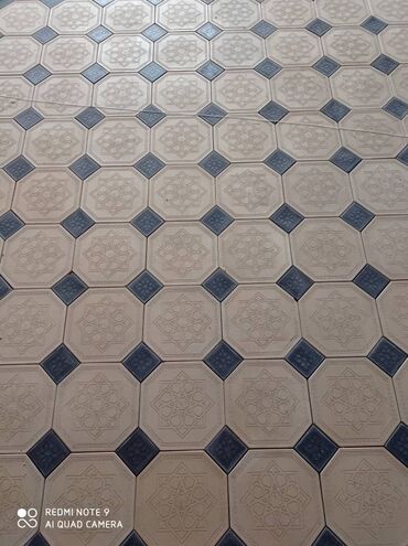 Тротуарная плитка: Комплект тротуарной плитки, состоящий из восьмиугольных и квадратных — 10