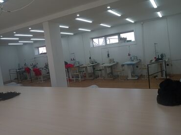 продаю швей цех: Швейный цех арендага берилет 100кв машинка закр.й стол, утук, плюс
