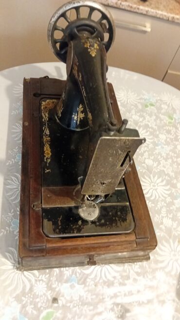 Qədim tikiş maşınları: Antik tikiş maşını – əl ilə fırladılan model - Korpus: Dəmir gövdə — 3