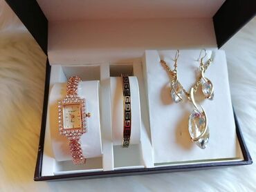 Setovi nakita: Cena 2100din
Bez kutije ide — 9