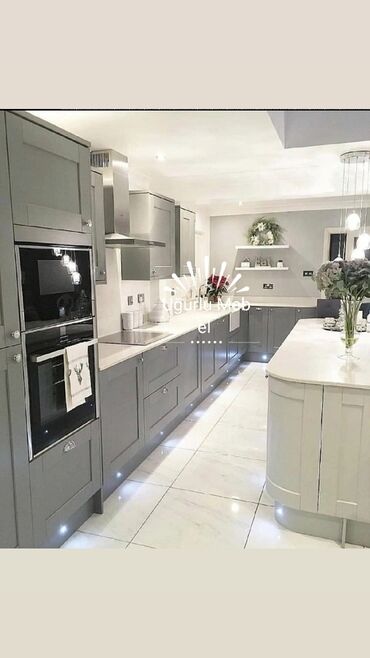 Mətbəx mebeli: Mətbəx mebeli dəsti – L formalı, ağ və bənövşəyi parlaq fasadlarla — 2