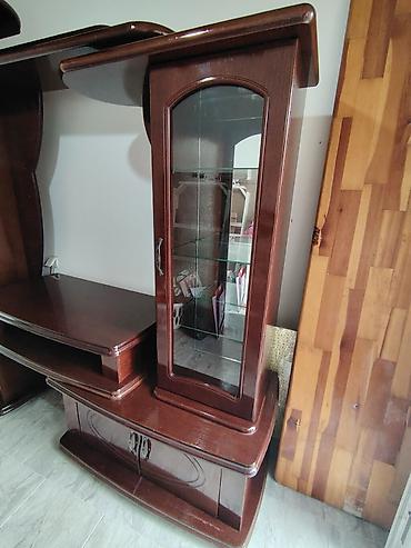Stilske vitrine: Elegantna dnevna soba – vitrina/TV komoda od punog drveta u tamnom — 4
