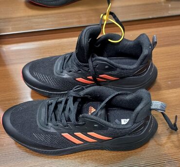 adidas мужская одежда: Продаю кросовки адидас оригинал новый из витнама привезли размер 40