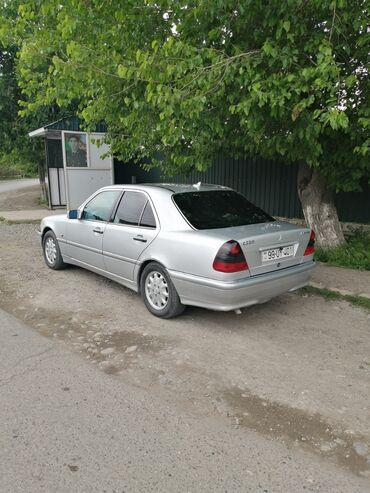 opel vectra b: Mercedes-Benz 220: 2.2 l | 1997 il Sedan
