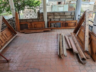 qab qaşiq: Karopkalari rucka zamoklari ustunde, 4 eded qapidir, hamsi