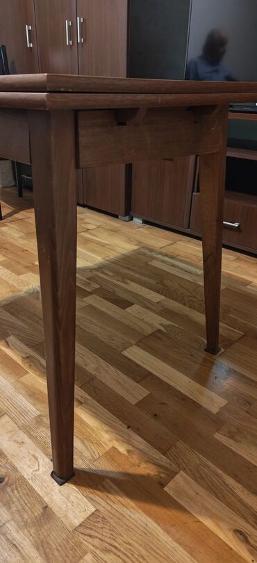 Stolice: TRPEZARIJSKE STOLICE M-7 od punog drveta (tamni orah) koje su — 4