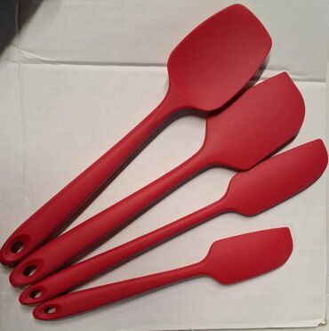 slikon qəlib: Bu dəstə dörd müxtəlif ölçüdə qırmızı silikon spatula daxildir. Hər