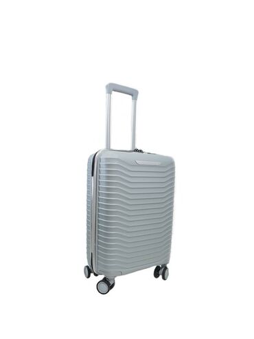 чемодан на калесах: Чемодан размера S для путешествий на 4 колесах выполнен из