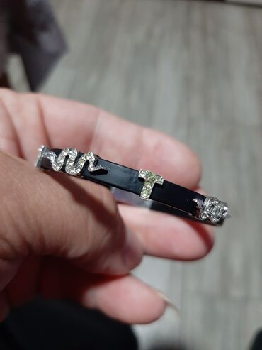 Narukvice: Srebrna narukvica 925 finoce sa gumenom podloskom ima dva slova i — 12