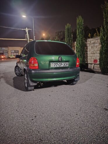 Digər avtomobillər: Yaşıllı rəngli 3 qapılı şəhər avtomobili Texniki və eksteryer: - — 4