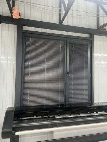 Жалюзи и рольшторы: Предлагаются различные виды жалюзи для окон. В наличии рулонные шторы — 11