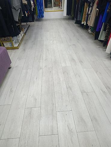 Напольные покрытия: Açıq boz çalarlı, ağac teksturalı döşəmə örtüyü - Material: laminat — 1