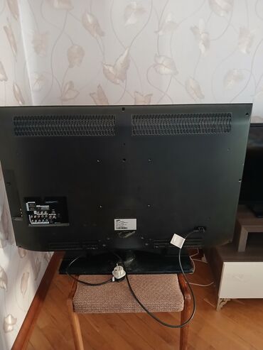 TV antenlər: Samsung televizoru, qara rəngdə. Arxa tərəfində müxtəlif portlar