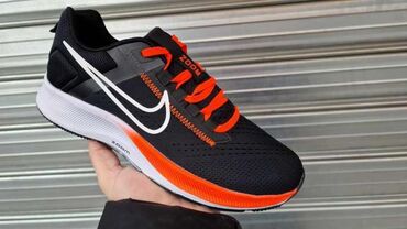 Patike i sportska obuća: Nike Zoom muške patike
Brojevi 41 do 46
Cena 3200 dinara