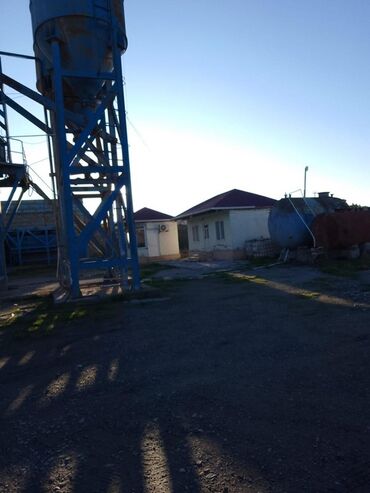 Beton qarışdıranlar: Hazır işlək vəziyyətdə beton zavod satılır. Saatda 250 kub beton — 8