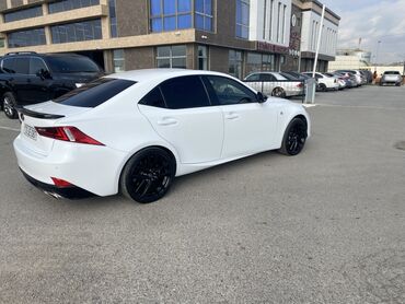 Lexus: Ağ rəngdə olan Lexus IS 250 sedanı. Bu avtomobil, idman üslubunu və