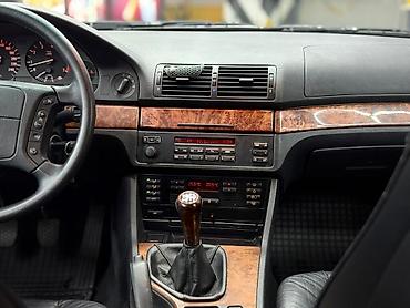 Другие детали салона: BMW — интерьер бизнес-класса с классическим оформлением и богатыми — 1