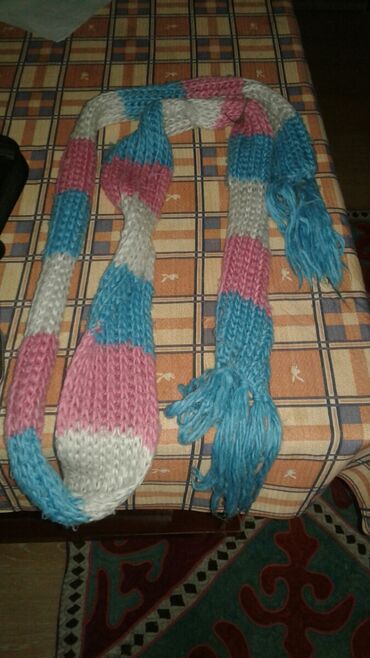 одежда подростковая: Вязаный разноцветный женский шарф. белый, розовый и синий цвета. длина