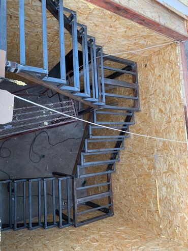 Металлические лестницы: Прочная металлическая лестница с площадкой и перилами, предназначенная — 8