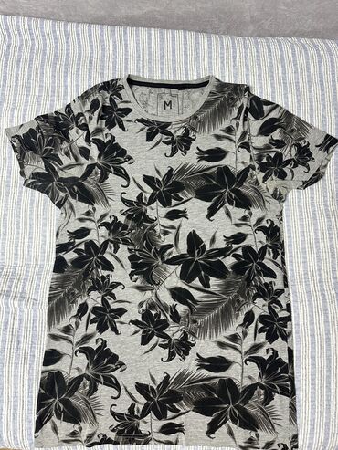 yay paltar modelleri: Cropp brand T-shirt