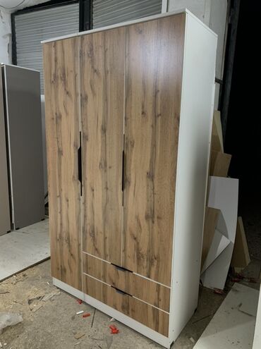 мебель для прихожка: Трехдверные шкафы-купе распашного типа с выдвижными ящиками - Модель