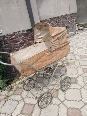 кровать для лежачих больных отдам даром: Коляска советская, нужно помыть. Состояние среднее, удобно качать