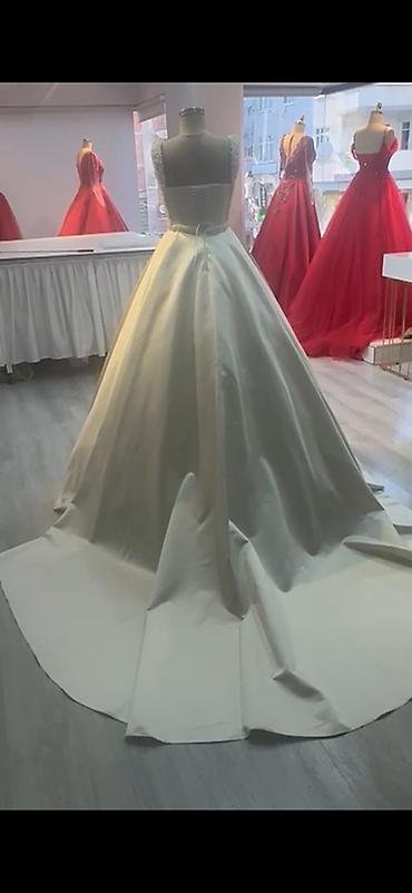 Свадебные платья и аксессуары: Gəlinlik – klassik “ball gown” siluetli, atlas parça. - Rəng: İvori/ — 2