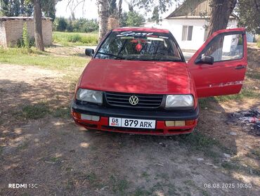 аварийный венто: Красный седан Volkswagen Vento с четырьмя дверями, идеально подходящий