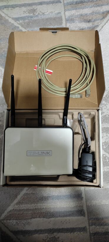 Модемы и сетевое оборудование: Маршрутизатор TP-Link в комплекте с кабелем питания и сетевым кабелем