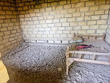 yarım tikili ev: Satılır: yarımçıq tikili həyət evi - Layihə: daş divarlı, iri eyvanlı — 3