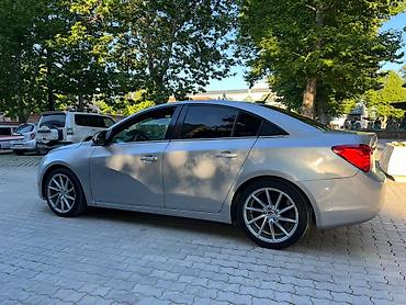 011 sekilleri: Chevrolet Cruze sedan – gümüşü rəngdə, şəhər və tras üçün praktik və — 2