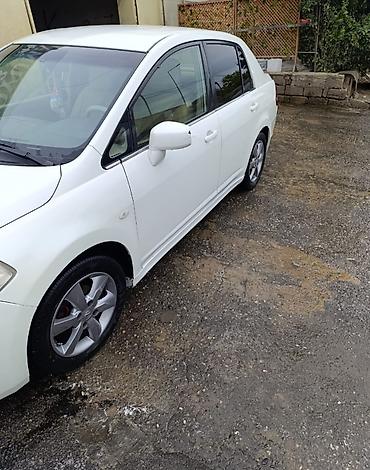 Nissan: Nissan Tiida sedan – ağ rəng Xüsusiyyətlər: - Kuzov: 4 qapılı sedan — 6