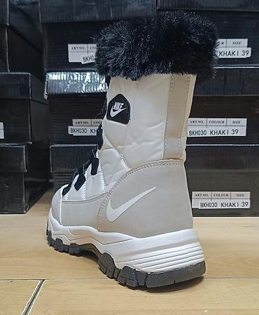 converse cizme: Nike cizme
36-41
Cena 3500 din — 2
