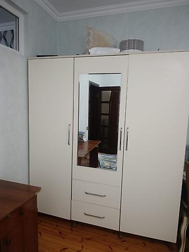 Üçqapılı paltar şkafı – güzgülü, çekmecəli - Rəng: açıq krem -
