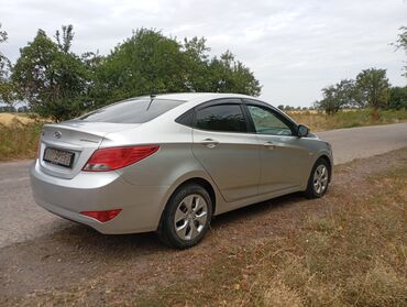 очки модные: Серебристый седан Hyundai, припаркованный на обочине дороги