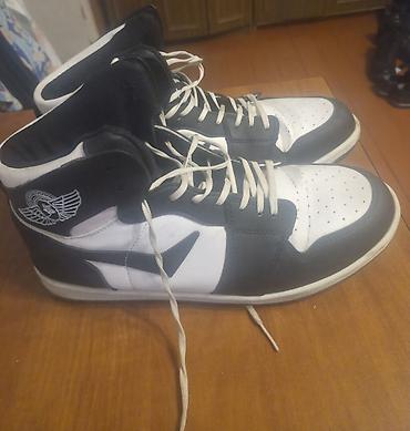 nike air force: Qara‑ağ rəng sxemli hündür boğazlı idman ayaqqabısı - Üslub — 1
