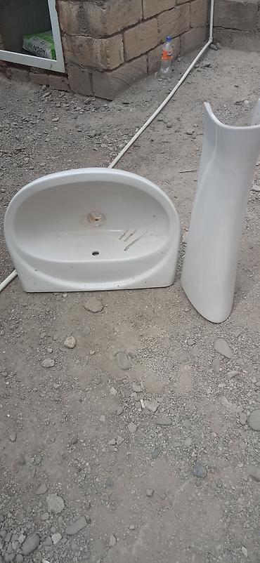 qefes type 1: Ağ keramika ayaqlı hamam çanağı (lavabo) dəsti. - Komplekt: üst — 1