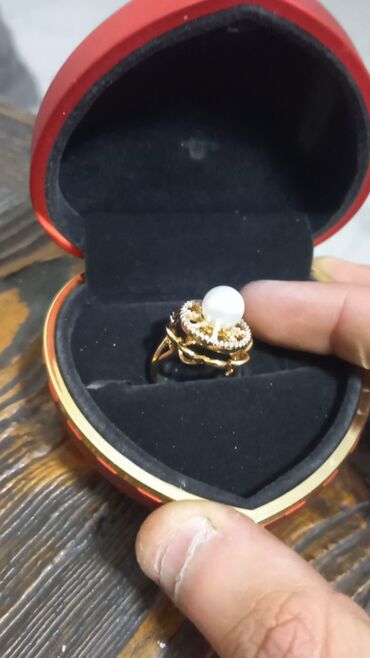 обручальное кольцо: Üzük fərqli
