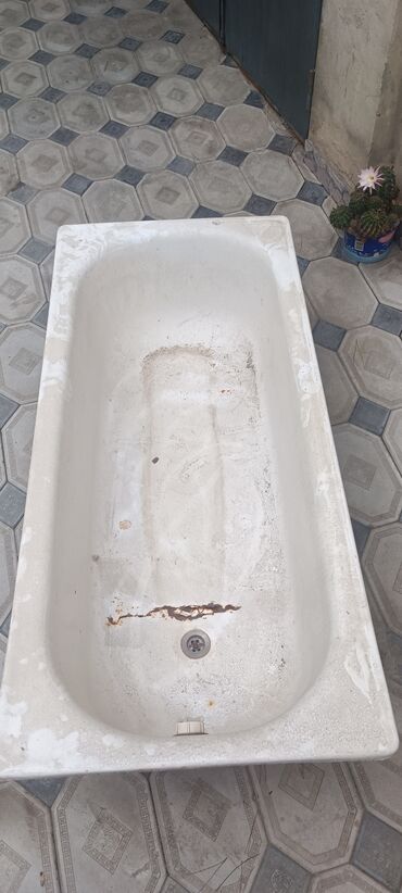Ev üçün digər mallar: Hamam vannasi.icerisi biraz curuydu die ucuz satillir.temir edib