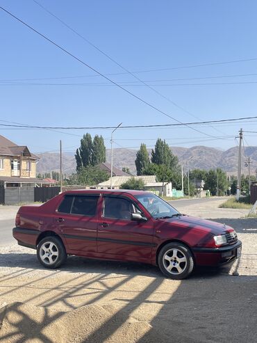 авто бизнес: Volkswagen Vento: 1993 г., 1.8 л, Механика, Бензин, Седан