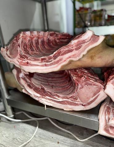 Свинина: СВИНИНА

猪肉。家养猪肉，非常美味。每天都有新鲜猪肉供应。

现有以下部位：
	•	后腿肉
	•	前腿肉
	•	猪排和排骨
	•	五 — 4