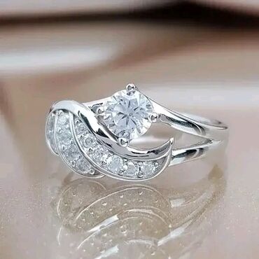 srebrni prsten: Predivan prsten sa cirkonima
