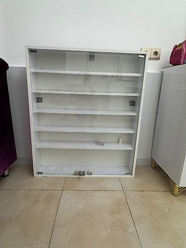 Gözəllik salonu üçün mebel dəsti - Şüşə qapılı vitrin rəf: Ağ korpus