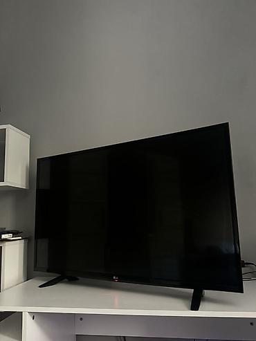 samsung ue46d8000: LG LED televizor, dijagonala oko 43–49 inča (procena po postolju i — 1