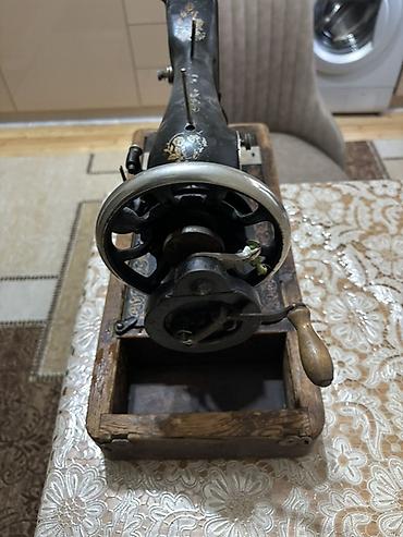 Qədim tikiş maşınları: Antik tikiş maşını – taxta əsaslı, mexaniki (əl qolu ilə işləyən) — 5