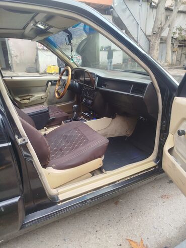 Mercedes-Benz: Mercedes-Benz 190 (W201): 2 l | 1990 il Sedan — 7