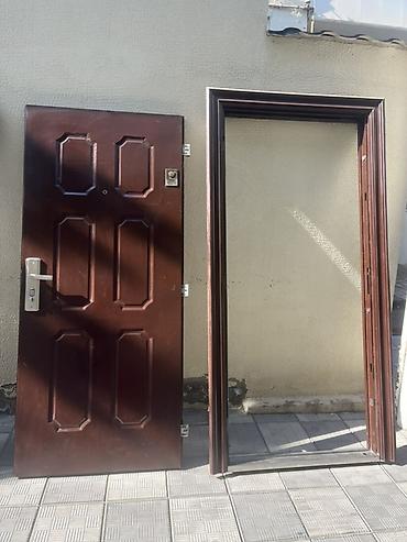 col qapısı: Dəmir giriş - Rəng: tünd qəhvəyi (taxta - Menteşələr üzərində hazır — 1
