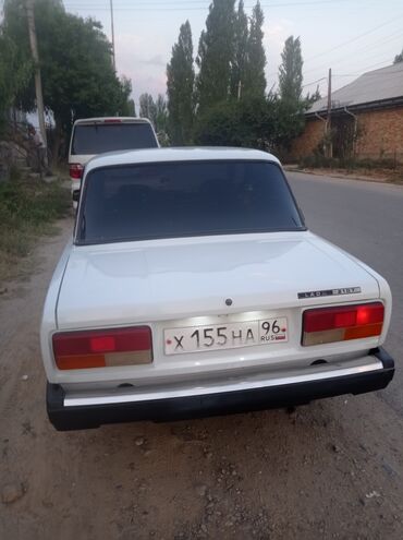 арзан машина мерс: Белый седан LADA 2107 с задним приводом, известный своей надежностью и