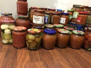 Готовые блюда, кулинария: Müxtəlif bankalarda qış üçün hazırlanmış müxtəlif tərəvəz konservləri